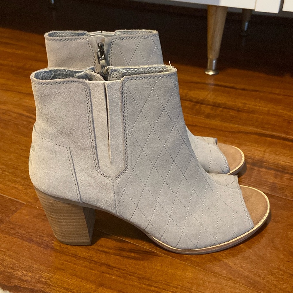 Toms Majorca Peep Toe Gray Suede Quilted Block
Heel Bootie